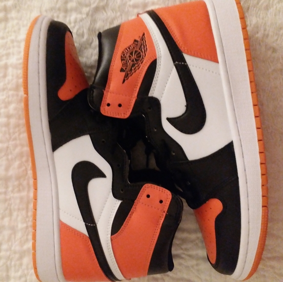 Nike shoes - Picture 1 of 3